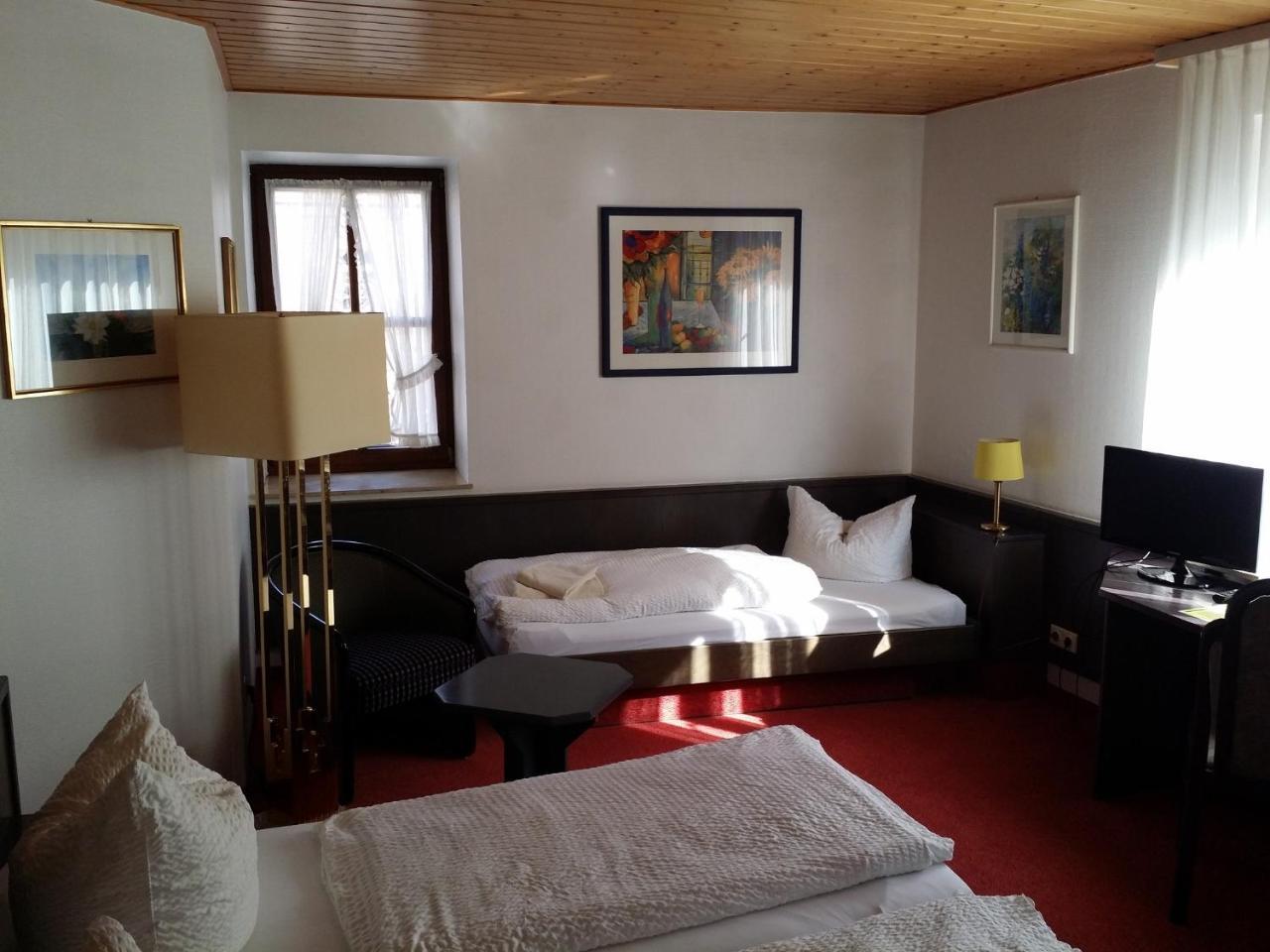 Hotel-Landgasthof Gruener Baum - Dittigheim เทาเบอร์บิชอฟส์ไฮม์ ภายนอก รูปภาพ